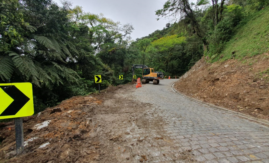 Serviços de recuperação emergencial da Estrada da Graciosa no km 11+600
