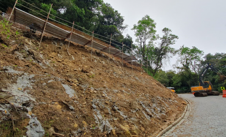 Serviços de recuperação emergencial da Estrada da Graciosa no km 11+600