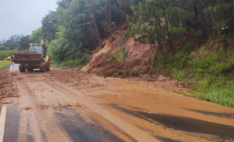 Limpeza de pista após escorregamento de materiais