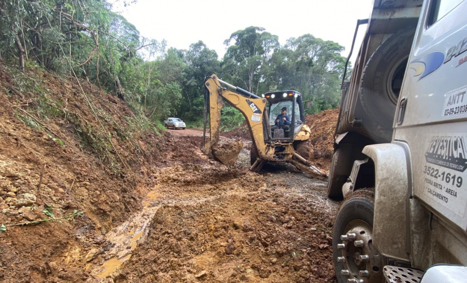 Limpeza de pista após escorregamento de materiais