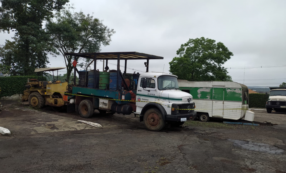 Veículos no pátio do ER Xisto