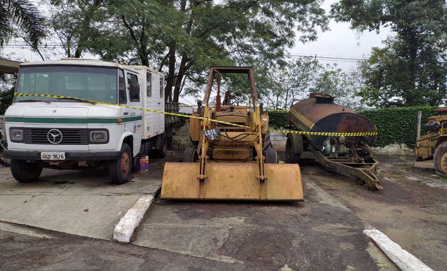 Veículos no pátio do ER Xisto