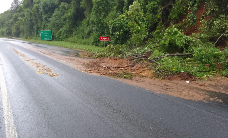 PR-151 em Piraí do Sul, queda de barreira