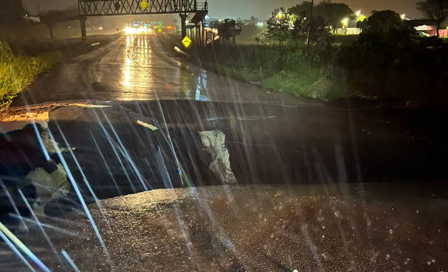 Bloqueio total da PR-151 em Jaguariaíva, onde pista cedeu