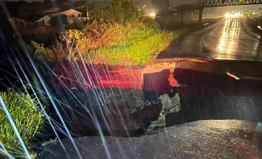 Bloqueio total da PR-151 em Jaguariaíva, onde pista cedeu