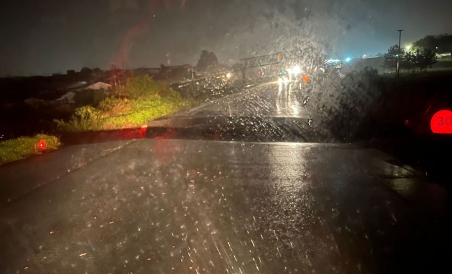 Bloqueio total da PR-151 em Jaguariaíva, onde pista cedeu