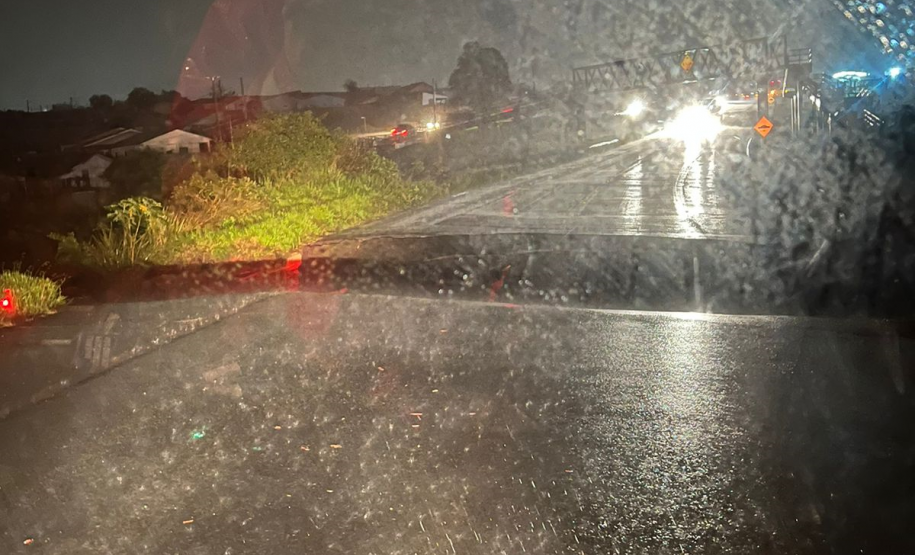 Bloqueio total da PR-151 em Jaguariaíva, onde pista cedeu