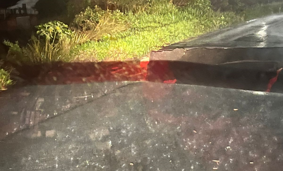 Bloqueio total da PR-151 em Jaguariaíva, onde pista cedeu