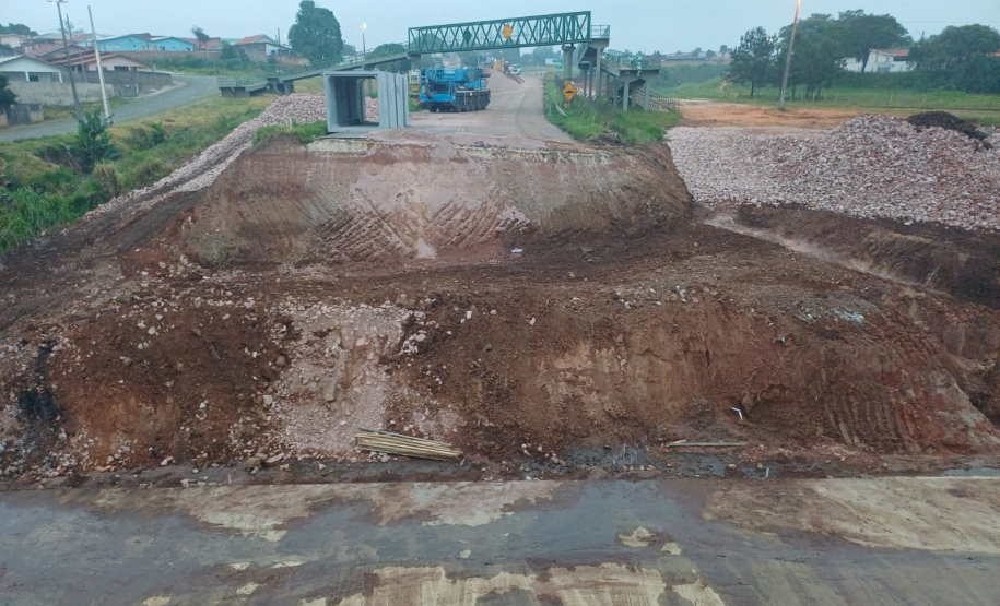 Guindaste na recuperação emergencial da PR-151 em Jaguariaíva