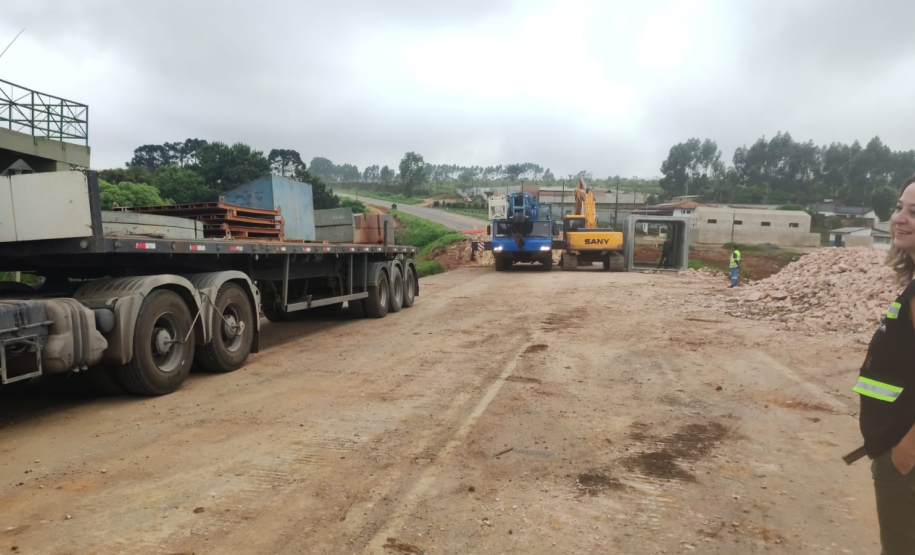 Guindaste na recuperação emergencial da PR-151 em Jaguariaíva