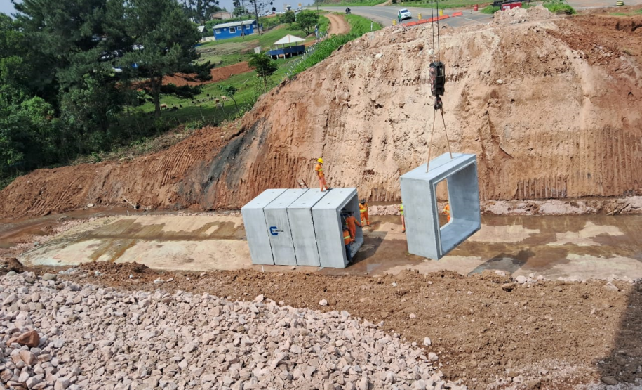 Lançamento das peças de concreto das galerias