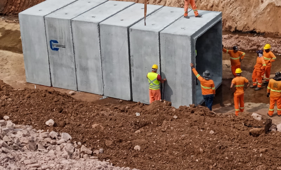 Lançamento das peças de concreto das galerias