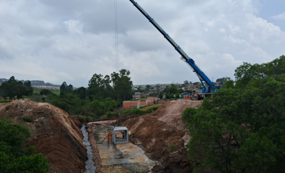 Lançamento das peças de concreto das galerias