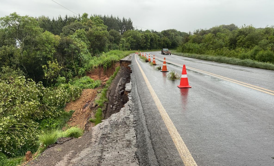 PR-170, atingida por escorregamento de terra