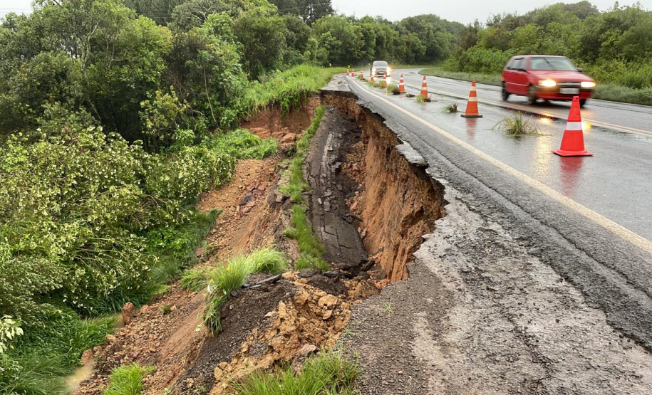 PR-170, atingida por escorregamento de terra