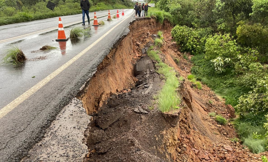 PR-170, atingida por escorregamento de terra