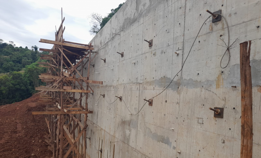 PR-182 em Salgado Filho - novo muro de contenção