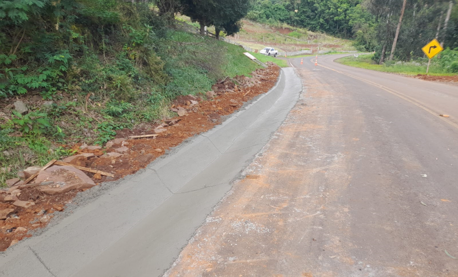 PR-182 em Salgado Filho - dispositivos de drenagem