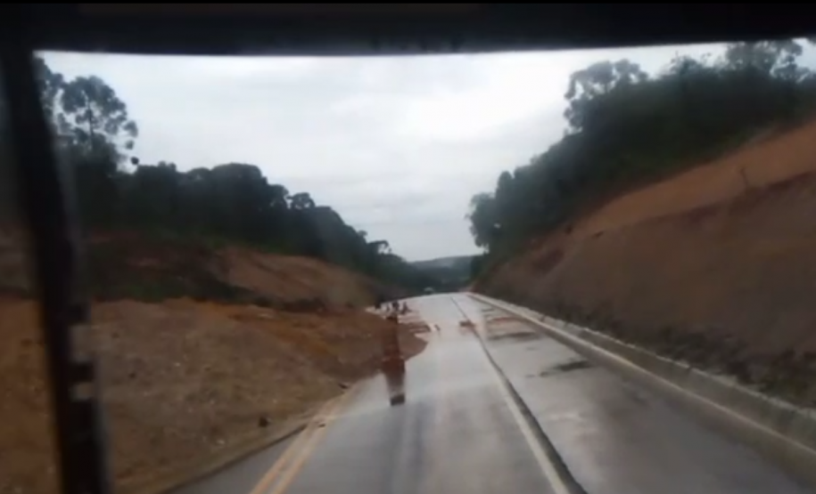 Queda de barreira na PR-364 entre Irati e São Mateus do Sul