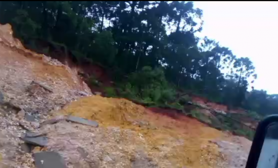 Queda de barreira na PR-364 entre Irati e São Mateus do Sul