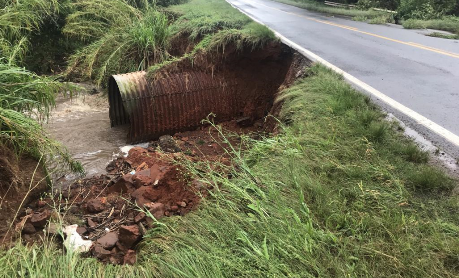 PR-540 bloqueio devido a bueiro rompido
