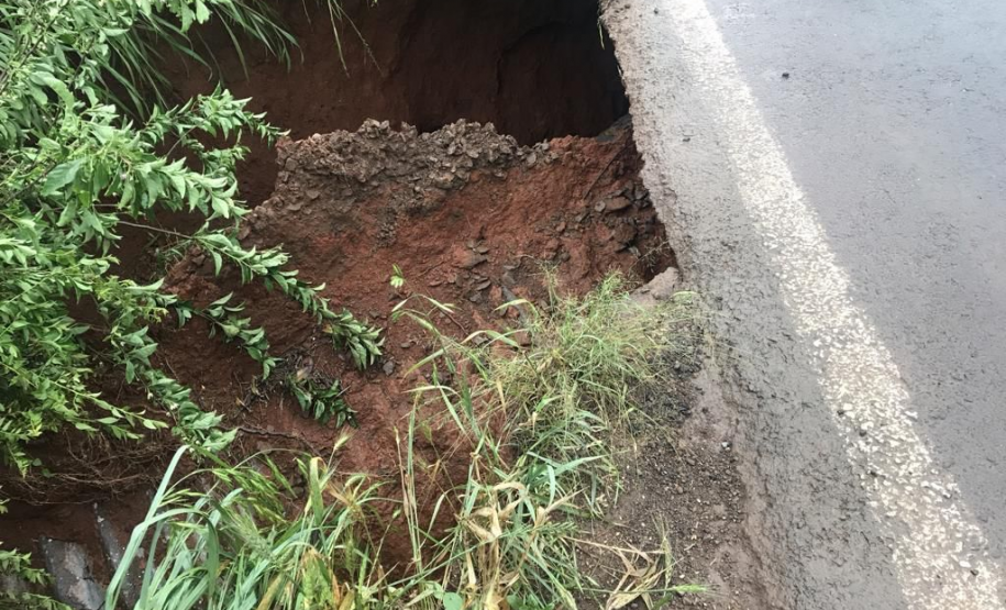 PR-540 bloqueio devido a bueiro rompido