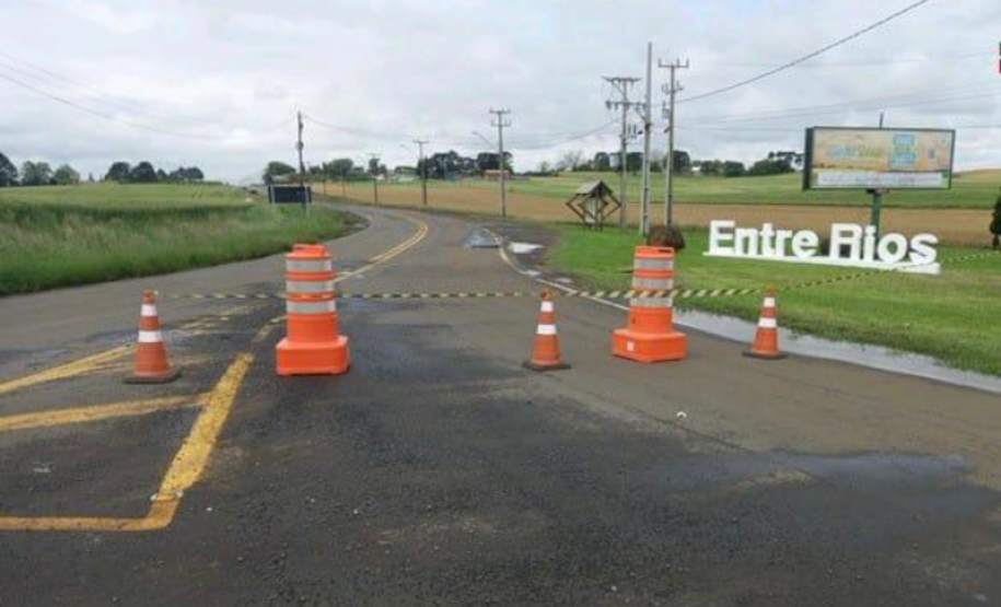 PR-540 bloqueio devido a bueiro rompido