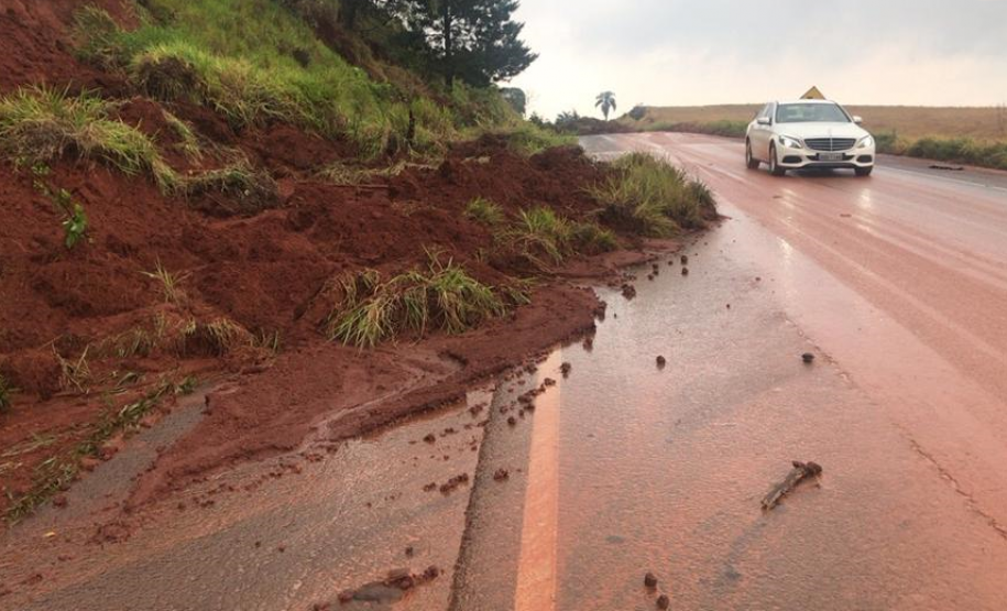 PRC-466 entre Pitanga e Turvo, quedas de barreira