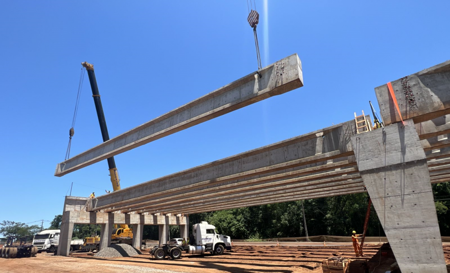 Lançamento de vigas em viadudo da BR-469