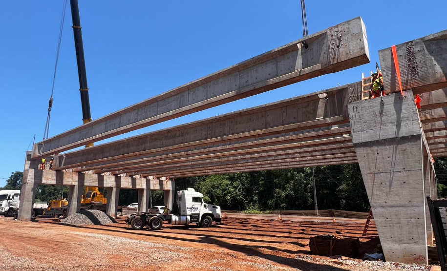 Lançamento de vigas em viadudo da BR-469