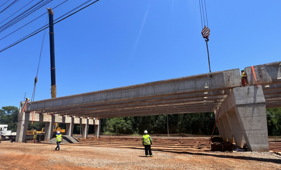 Lançamento de vigas em viadudo da BR-469