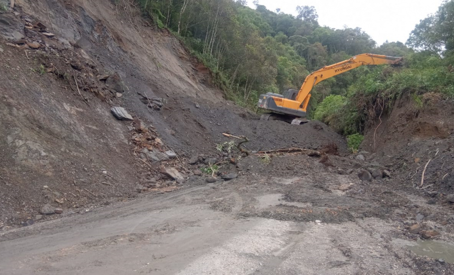 PR-090 em Campo Largo, queda de barreira sendo resolvida