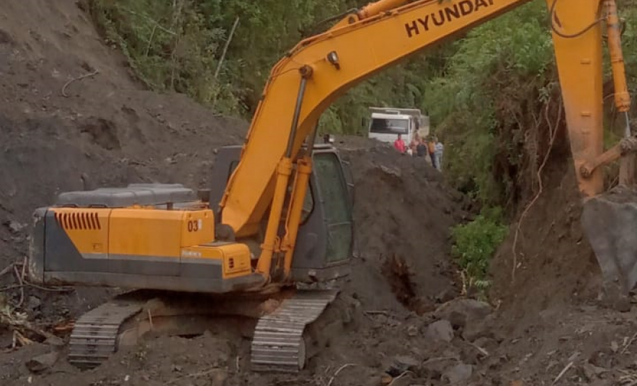 PR-090 em Campo Largo, queda de barreira sendo resolvida