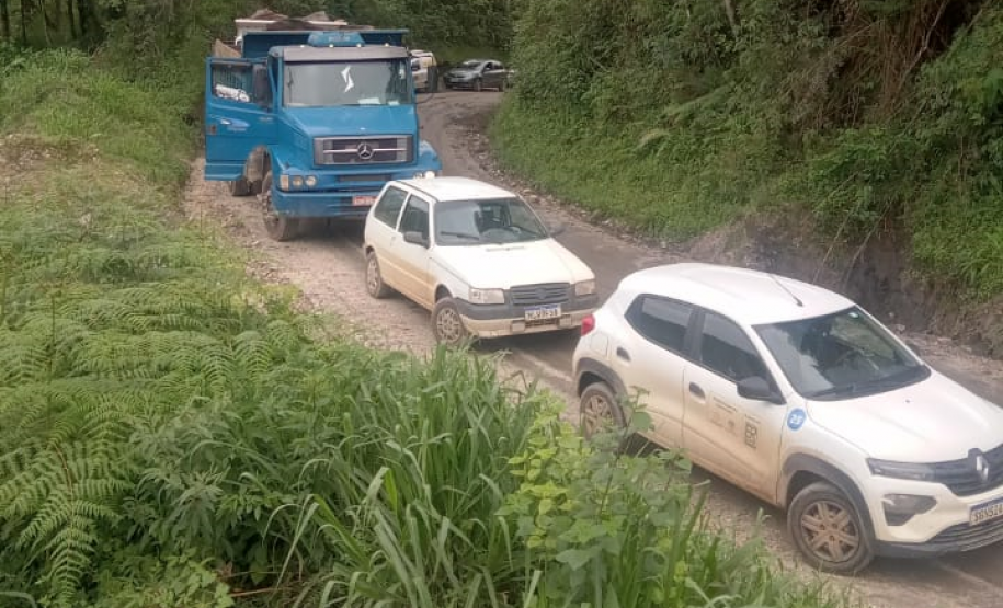 PR-090 em Campo Largo, queda de barreira sendo resolvida