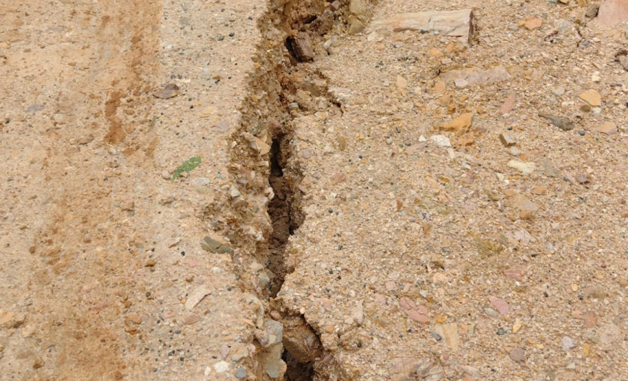 PR-090 em Campo Largo, ponto com surgimento de trinca