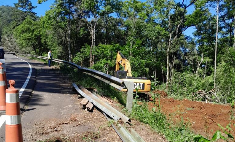 PR-170 caminho de serviço para obra de recuperação
