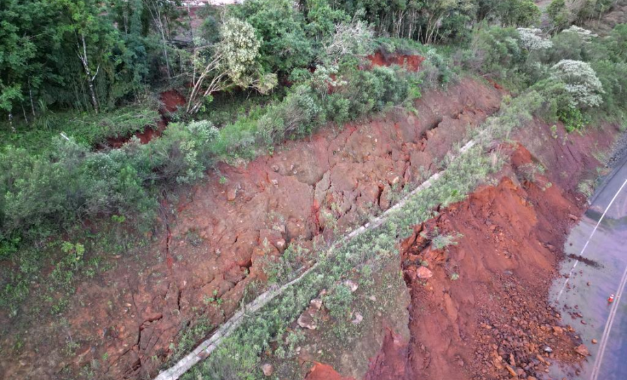 PR-239 em Pitanga, danos de grande porte no talude da rodovia