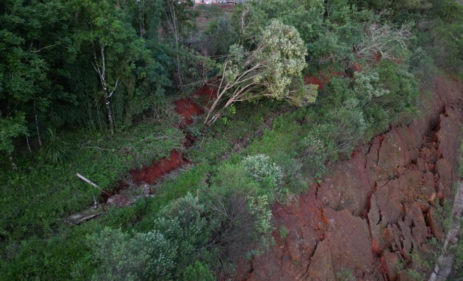 PR-239 em Pitanga, danos de grande porte no talude da rodovia