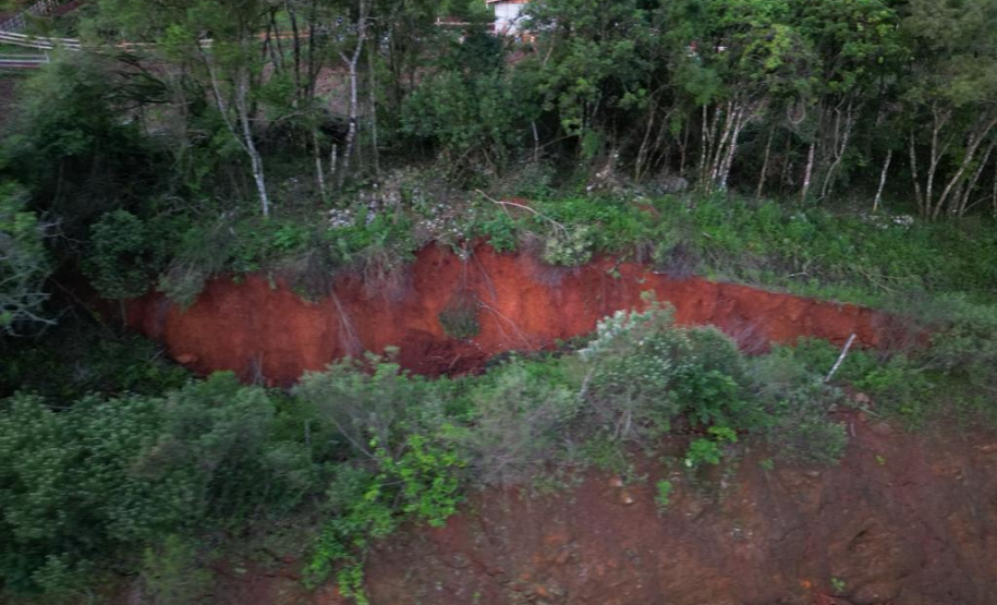 PR-239 em Pitanga, danos de grande porte no talude da rodovia