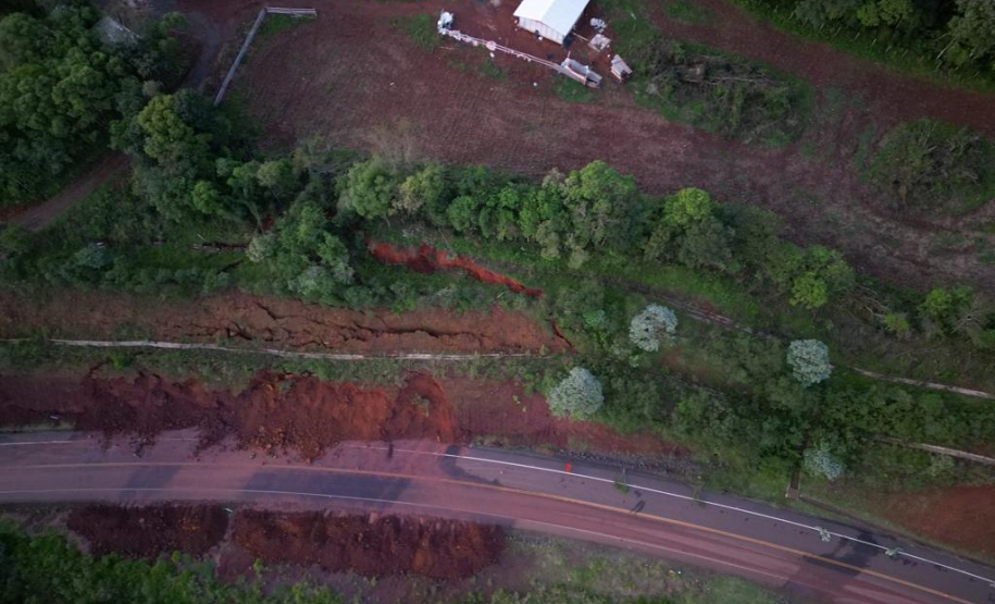 PR-239 em Pitanga, danos de grande porte no talude da rodovia