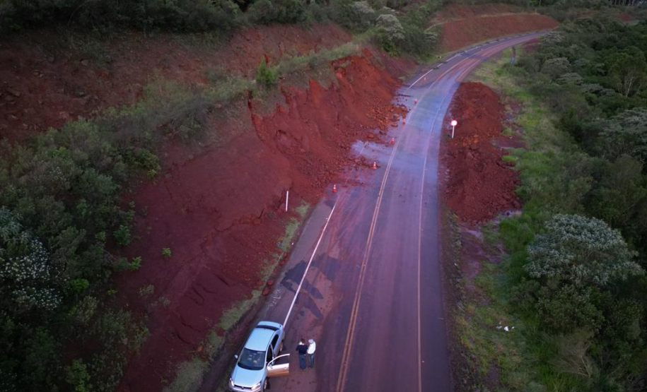 PR-239 em Pitanga, danos de grande porte no talude da rodovia