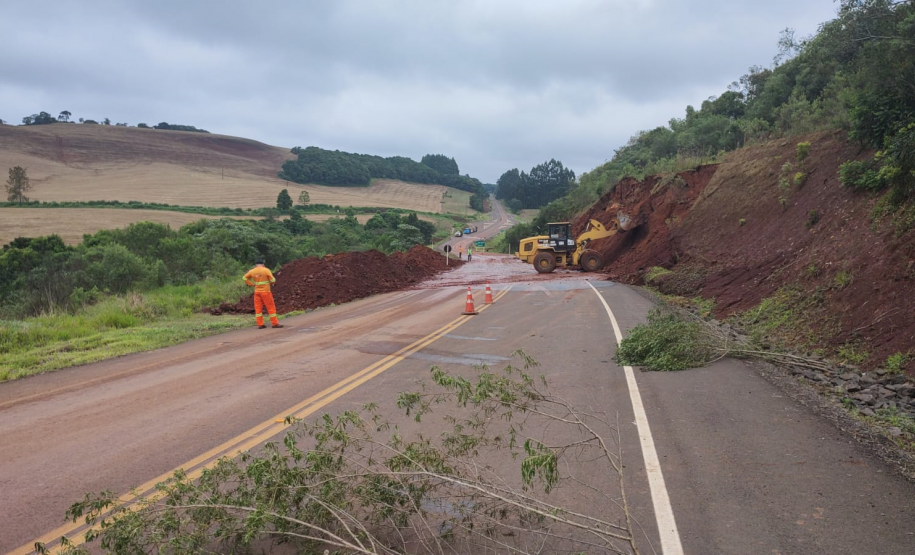 PR-239 em Pitanga, danos de grande porte no talude da rodovia