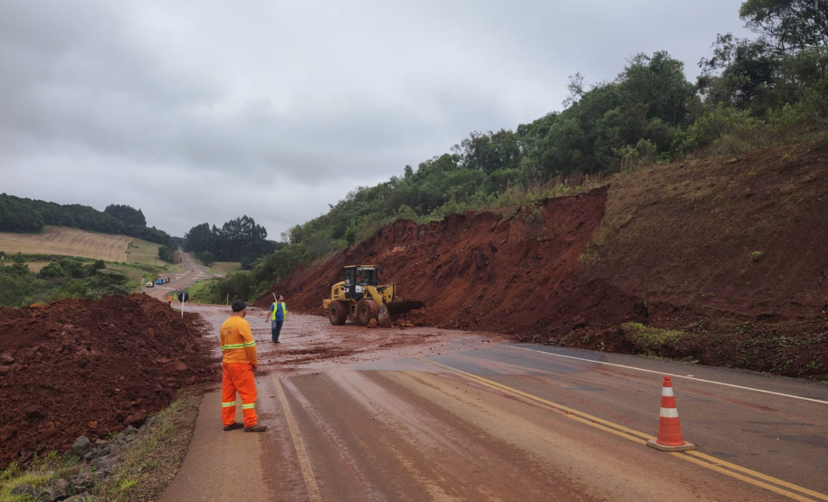 PR-239 em Pitanga, danos de grande porte no talude da rodovia