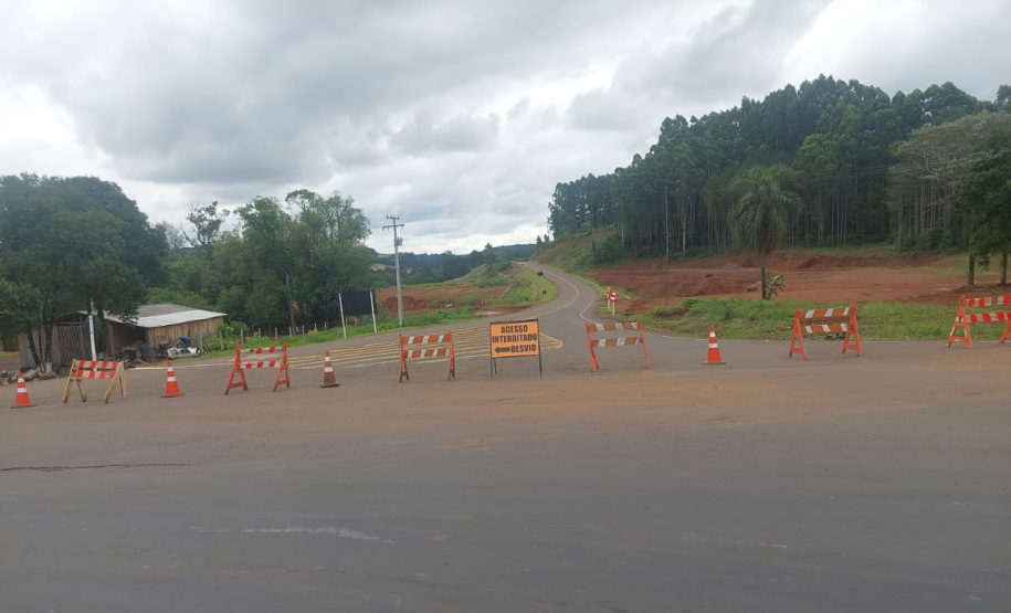 PR-239 em Pitanga, sinalização do bloqueio e do local em obras