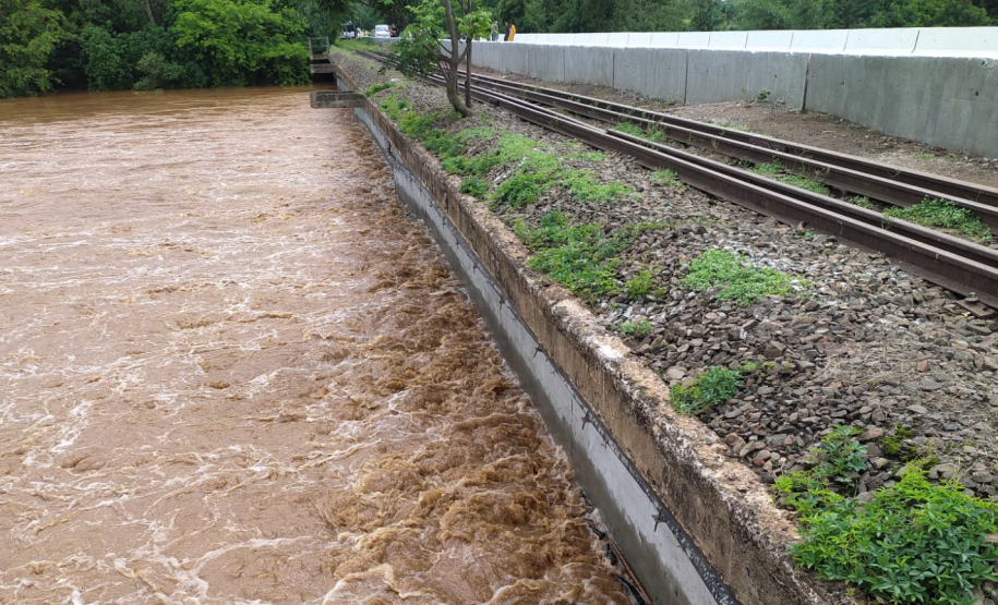 PR-323 Ponte do Rio Ivaí com águas se aproximando da pista