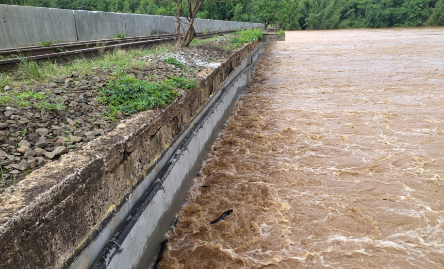 PR-323 Ponte do Rio Ivaí com águas se aproximando da pista