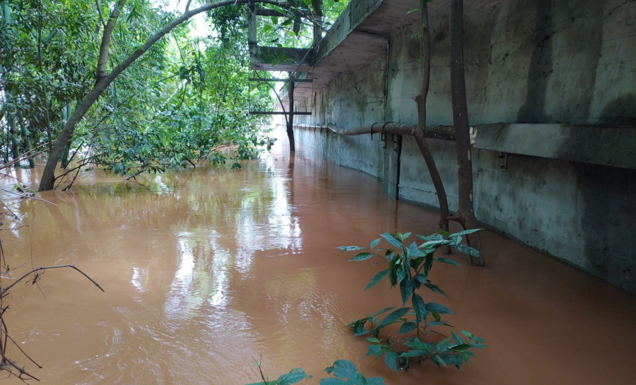 PR-323 Ponte do Rio Ivaí com águas se aproximando da pista