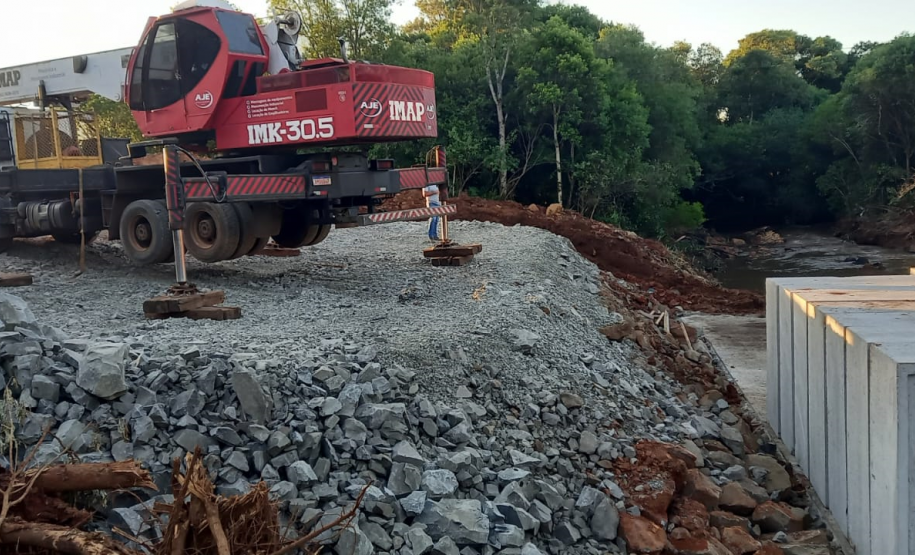Obra de recuperação da PR-540 em Entre Rios - lançamento de aduelas das galerias de concreto