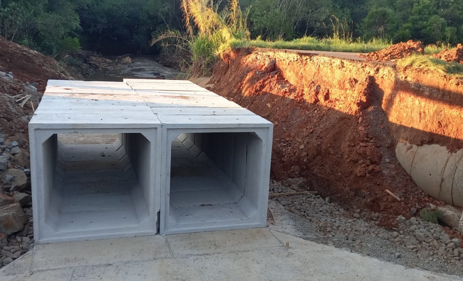 Obra de recuperação da PR-540 em Entre Rios - lançamento de aduelas das galerias de concreto