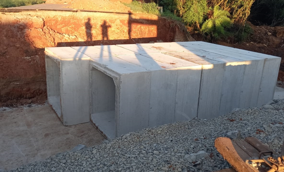 Obra de recuperação da PR-540 em Entre Rios - lançamento de aduelas das galerias de concreto